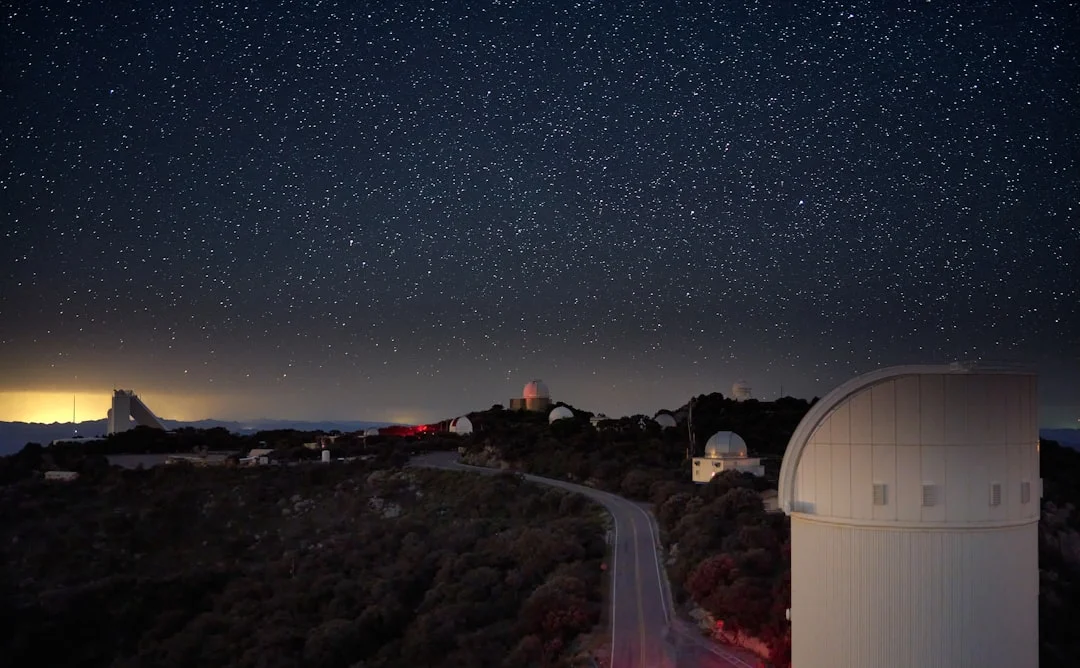 Telescópio tentando observar o céu com rastros de satélites, ilustrando a ameaça à astronomia.