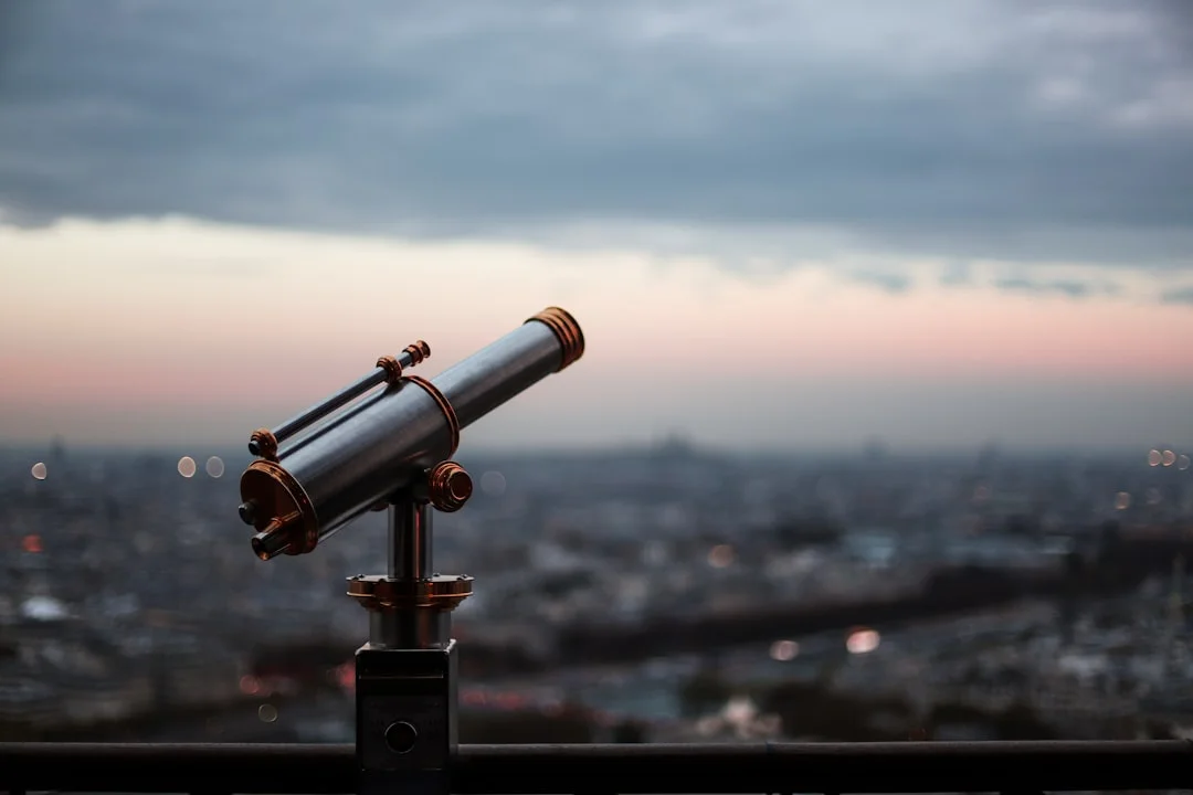 Tabela comparativa de equipamentos para um kit de observação noturna: telescópio inteligente, telescópio tradicional e monóculo térmico.