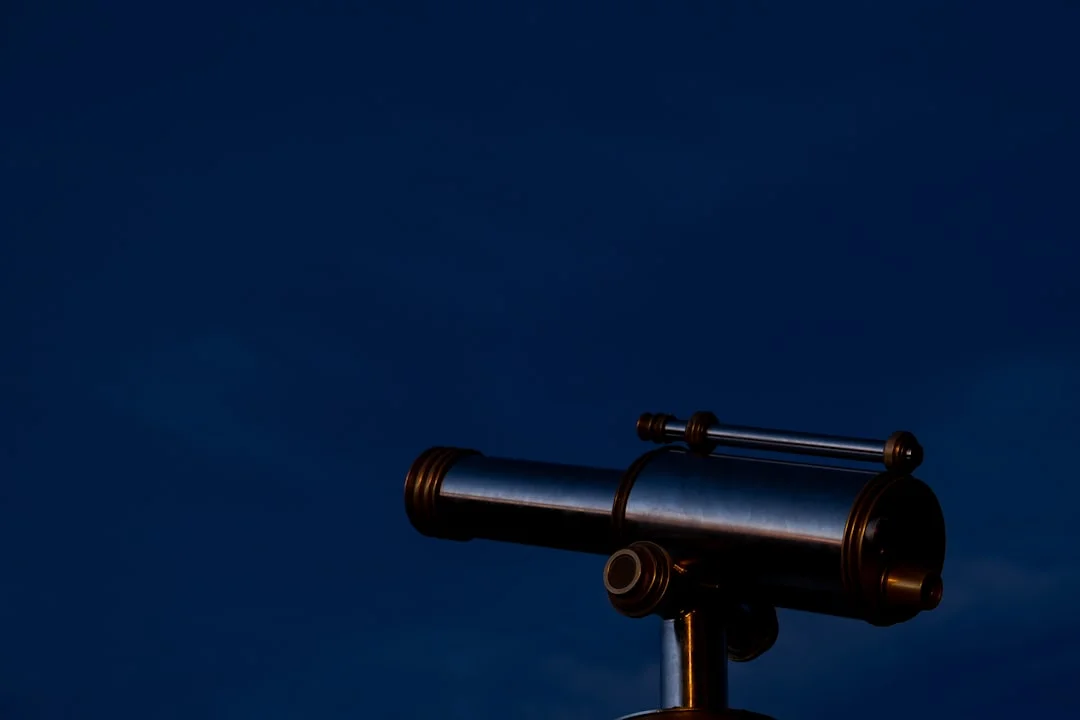 Pessoa fazendo um ajuste de emergência em seu telescópio com um kit de ferramentas, parte essencial do kit de observação noturna.