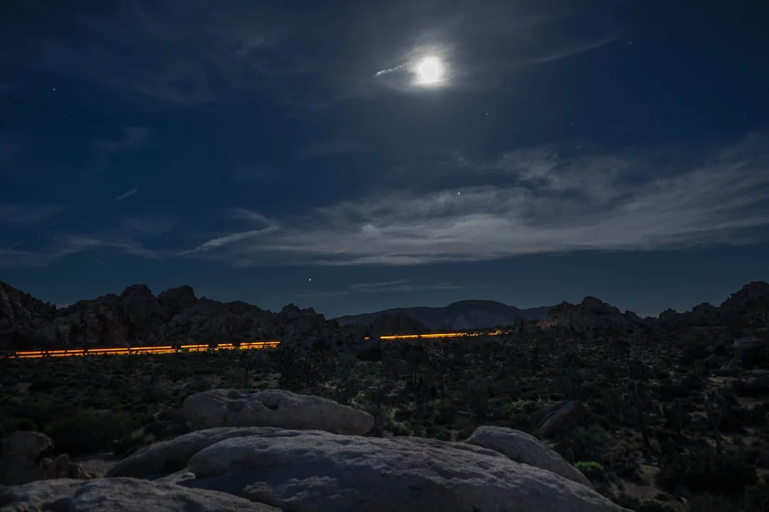 Comparação do céu noturno em uma cidade com poluição luminosa versus um céu escuro e rural.