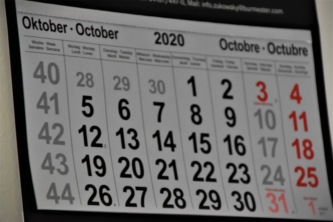 Calendário astronômico de agosto de 2026 destacando o eclipse solar e o eclipse lunar.