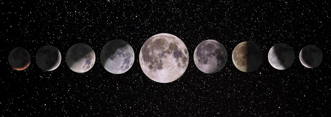 Evolução da observação astronômica, desde a antiguidade até os telescópios modernos.
