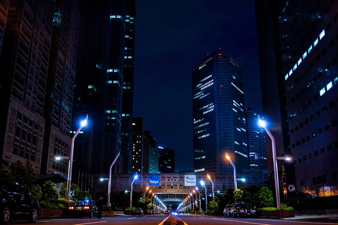 Rua de uma cidade brasileira à noite com iluminação pública responsável, de cor âmbar, preservando o céu estrelado.