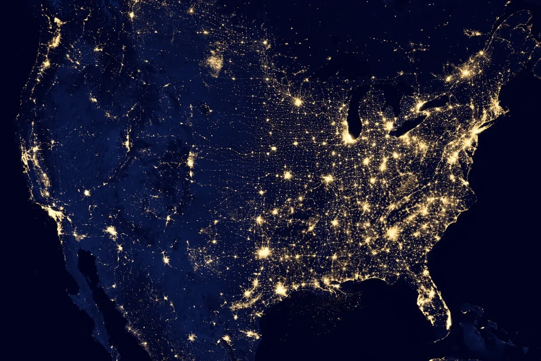 Infográfico mostrando as tendências globais da poluição luminosa em 2026, com redução na Europa e aumento na Ásia.