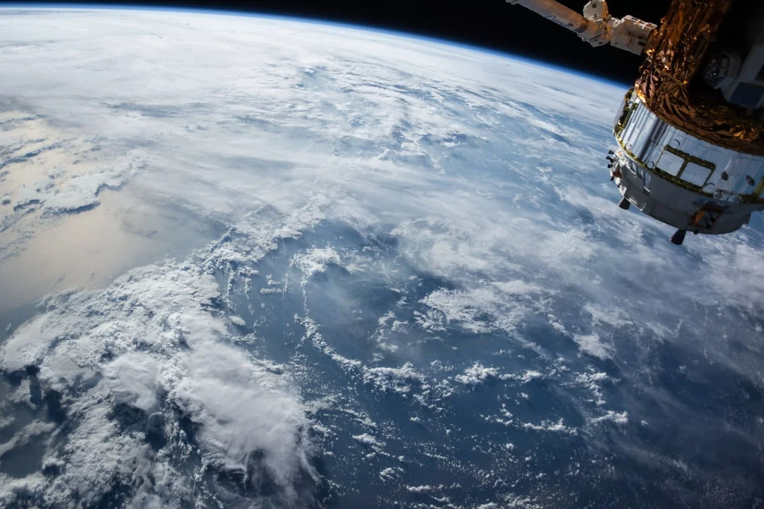 Representação artística da ameaça da iluminação orbital e da poluição luminosa de data centers, novos desafios para 2026.