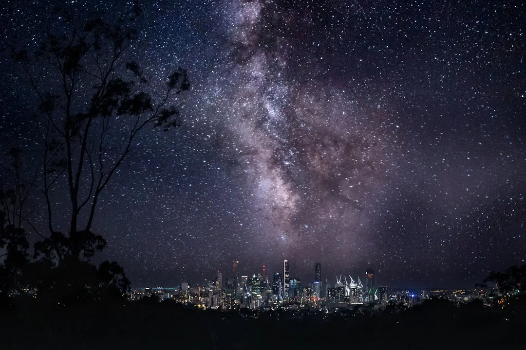 Especialista ensinando um grupo sobre as estrelas, uma iniciativa de uma comunidade contra poluição luminosa.