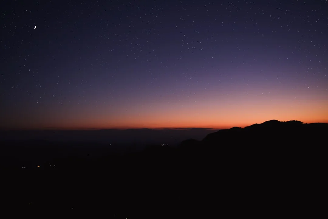 Turistas em uma trilha noturna guiada na Chapada, uma atividade que impulsiona a preservação do céu escuro.