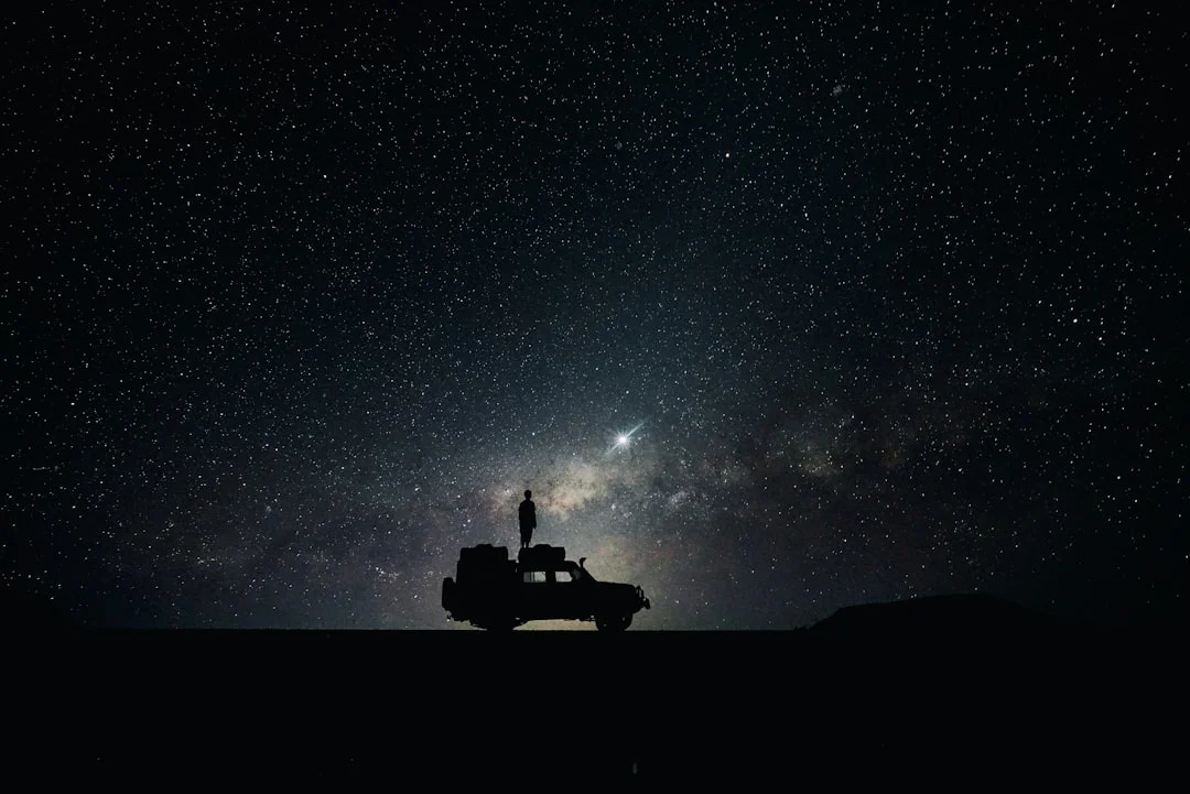 Astrofotógrafo se preparando para capturar imagens do céu noturno na Chapada dos Veadeiros.