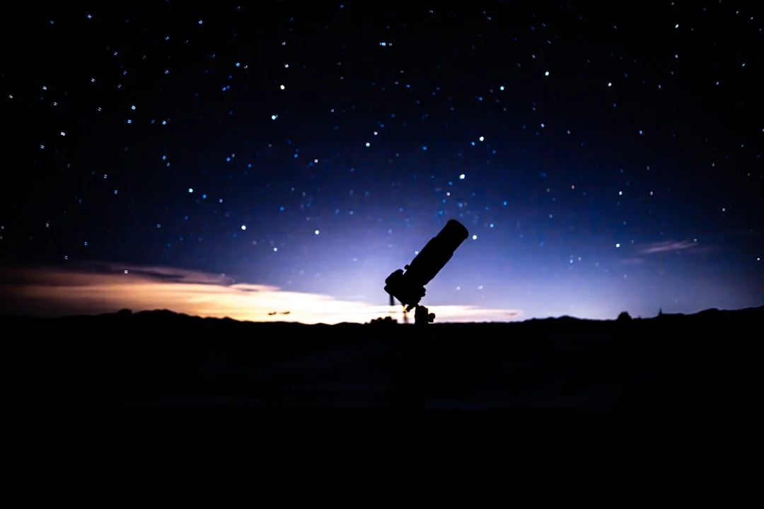 Observador do céu noturno durante uma chuva de meteoros, um dos eventos previstos para 2026.