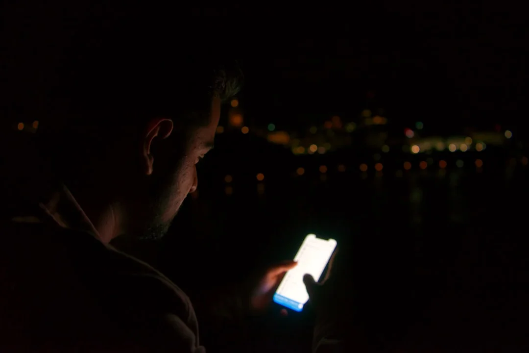 Pessoa usando um aplicativo de astronomia no celular para identificar objetos no céu noturno.