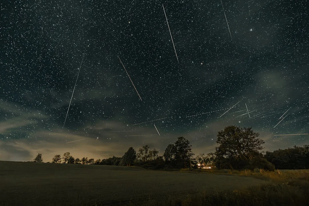 Infográfico comparando as taxas de meteoros por hora das chuvas Quadrântidas, Perseidas e Geminídeas em 2027.