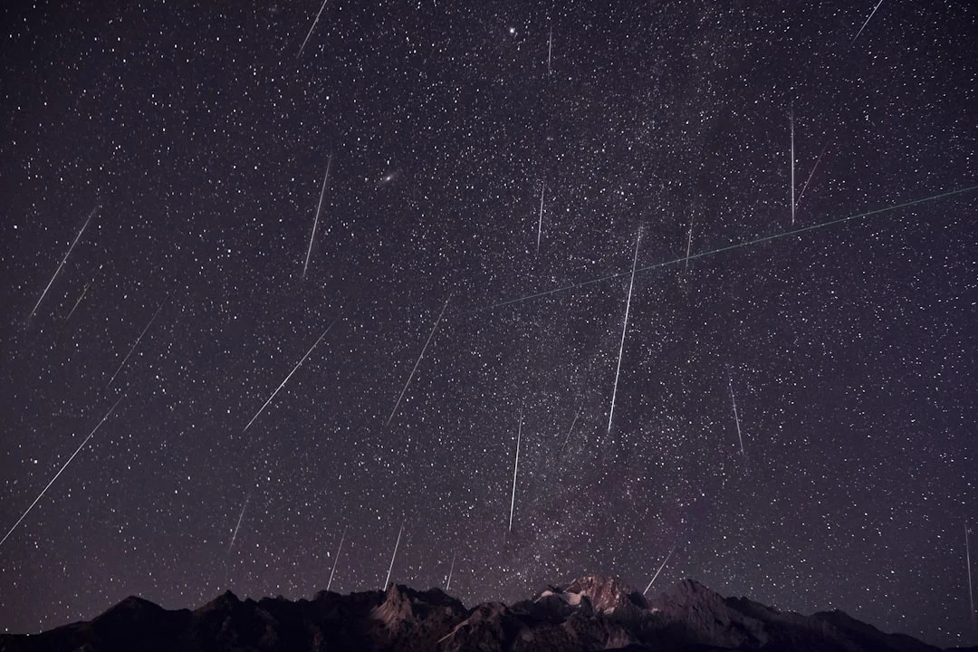 Diagrama explicando como as chuvas de meteoros são formadas pela passagem da Terra pelo rastro de detritos de um cometa.