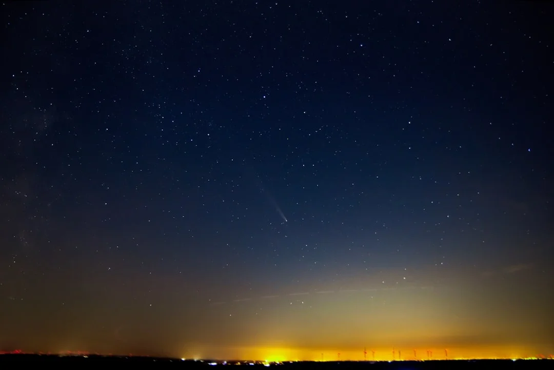 Comparação do céu noturno em uma cidade com poluição luminosa e em um local de céu escuro, ideal para ver meteoros.