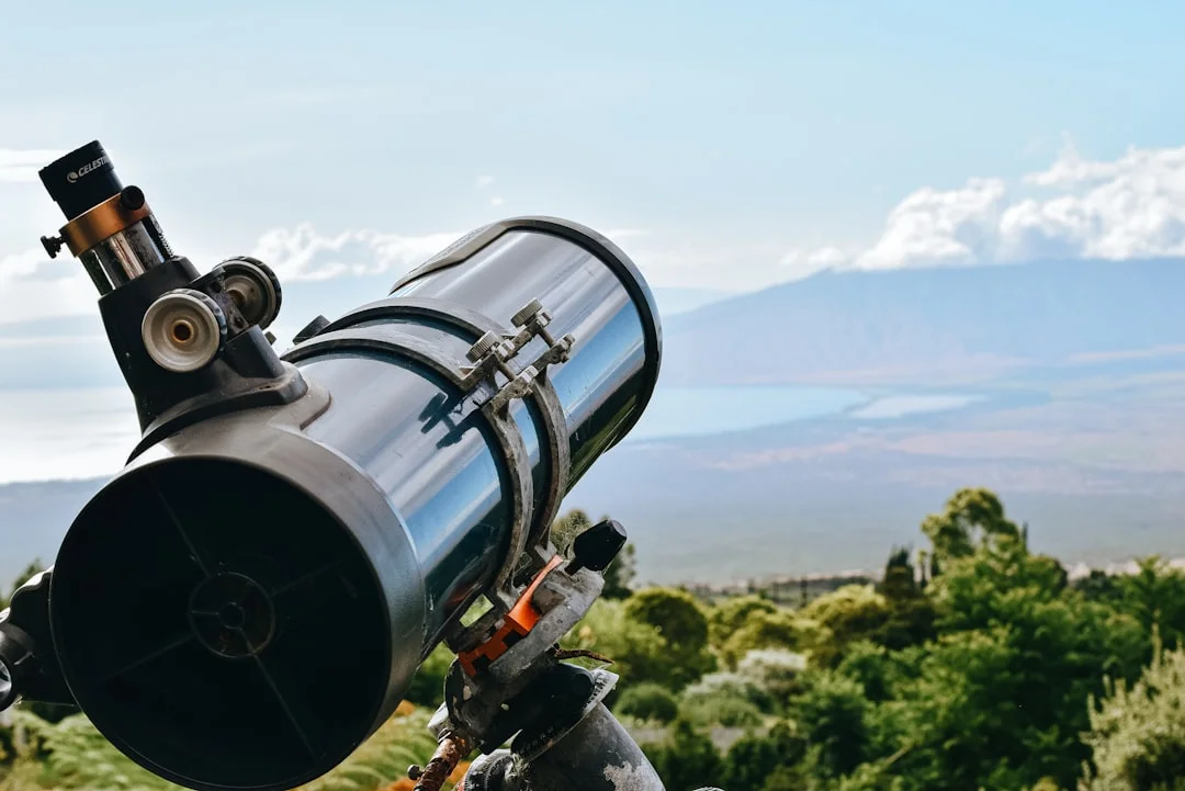 Detalhe do alinhamento da buscadora, um passo crucial para quem aprende como montar telescópio.