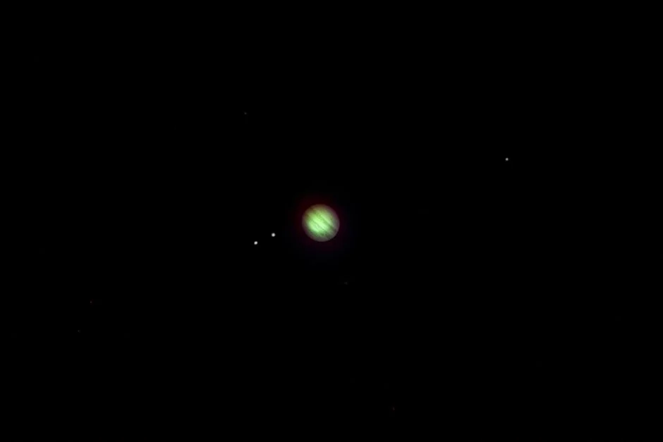 Visão da Lua, Júpiter e Saturno através de um telescópio de iniciante.