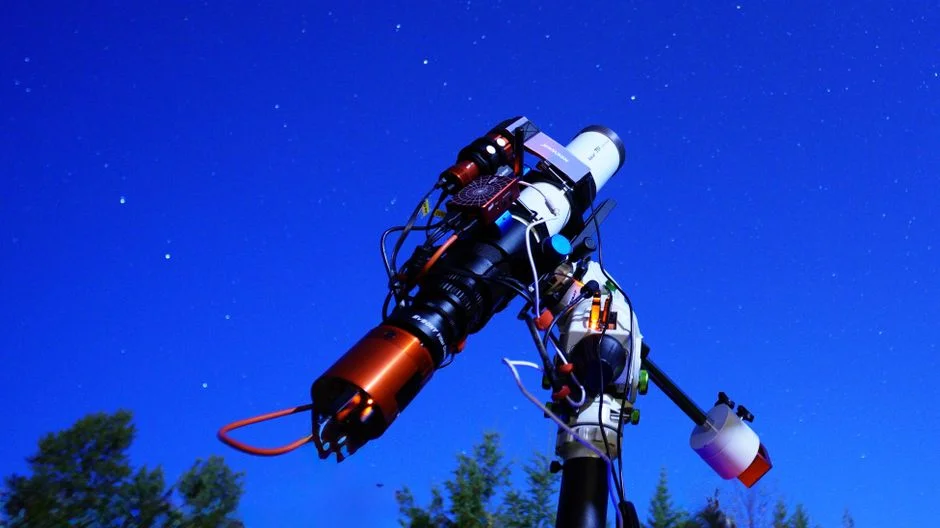 Astrônomo amador resolvendo um problema comum ao tentar usar seu telescópio.