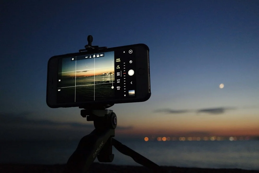 Exemplos de tripé improvisado para fotografia noturna com celular: apoiado em mochila, garrafa e livros.
