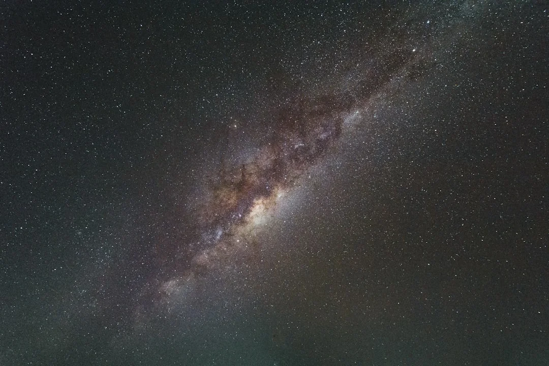 Comparativo entre a expectativa de uma foto de telescópio e a realidade da fotografia noturna com celular.