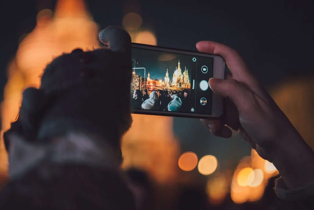 Um celular moderno com modo de astrofotografia ativado, pronto para a fotografia noturna.