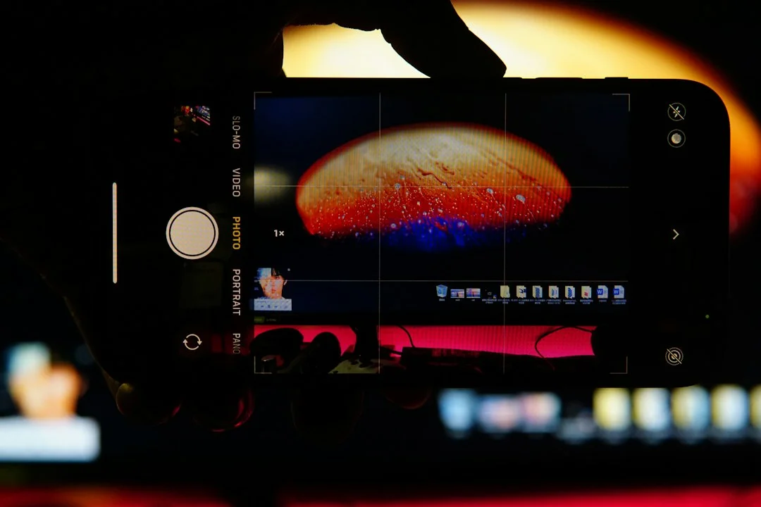 Uso de um aplicativo de planetário em um smartphone para identificar uma conjunção planetária no céu.
