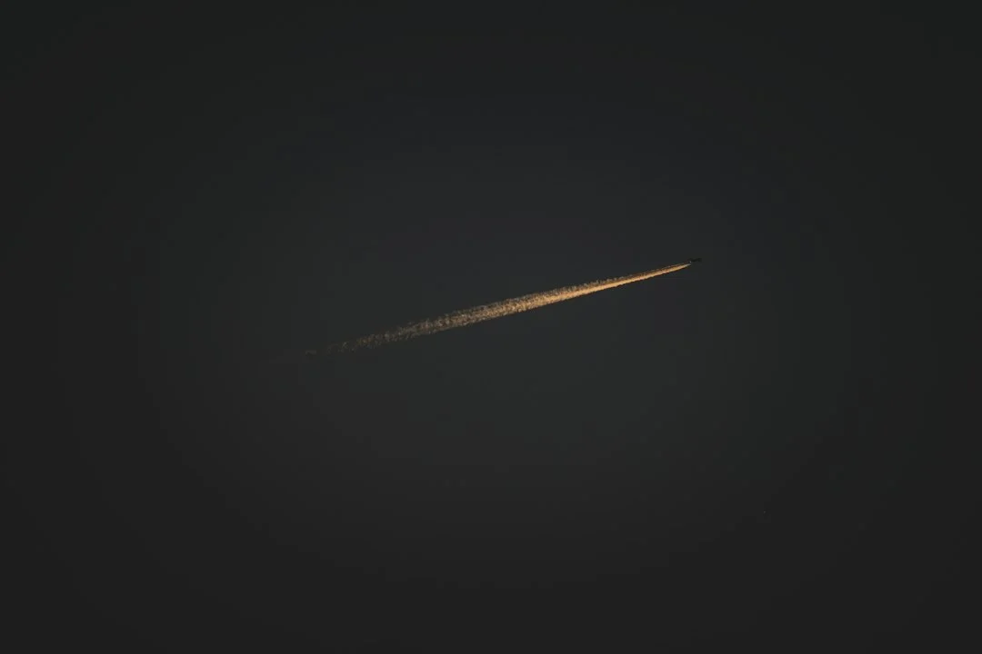 Cometa liberando detritos rochosos e gelo no espaço